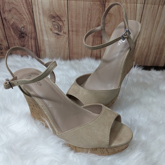 Charles By Charles David Lambert Wedge Sandal Women’s Size 9 M NWOB Beige - Picture 1 of 9